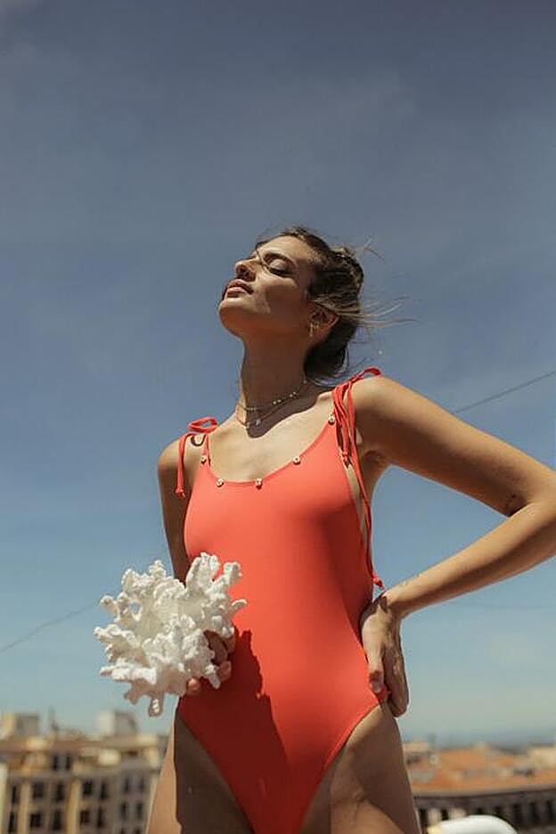 Susana Molina lleva el bañador Rita de su colección para Duckkiss, en color rojo y con detalles de margaritas hechas con abalorios.