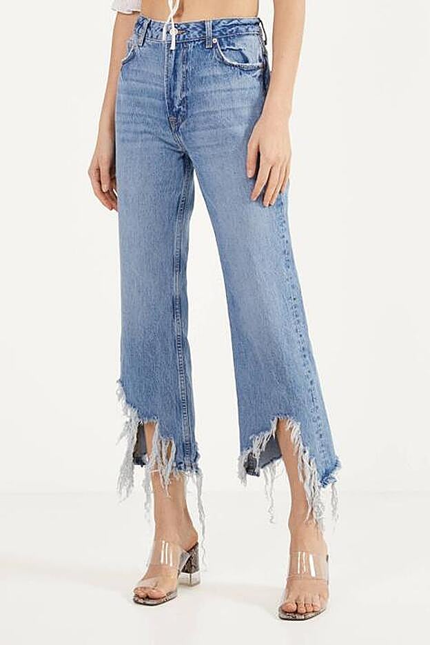 Los vaqueros con bajo desflecado que lleva Violeta Mangriñán son de Bershka y cuestan 29,99 euros.