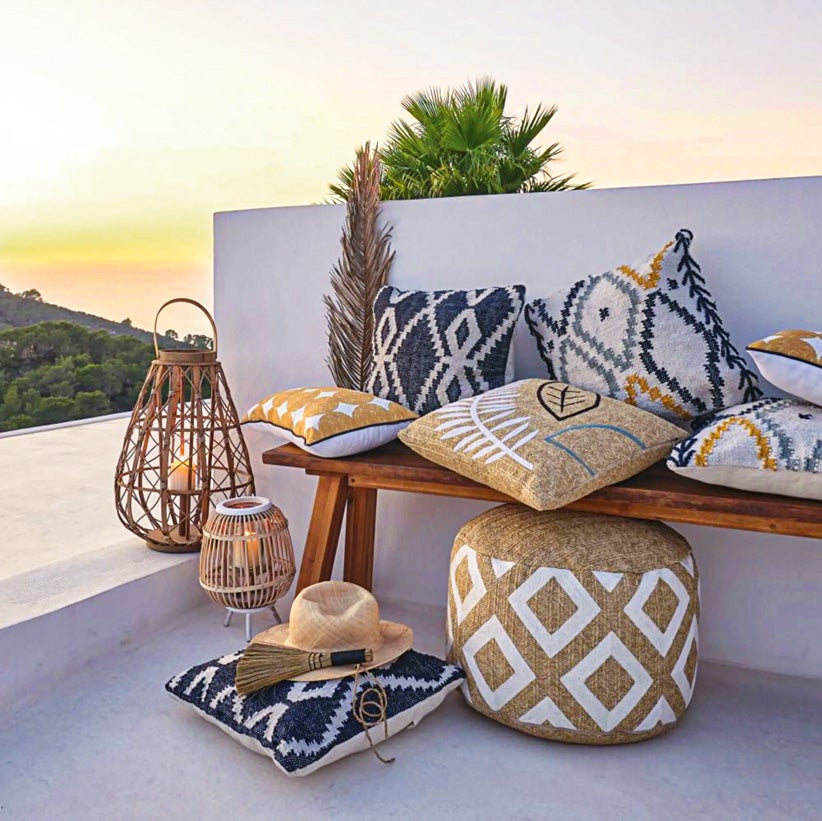 Cojines (desde 15,99 €), puf (69,99 €) y farolillos (39,99 €) de Maison du Monde.