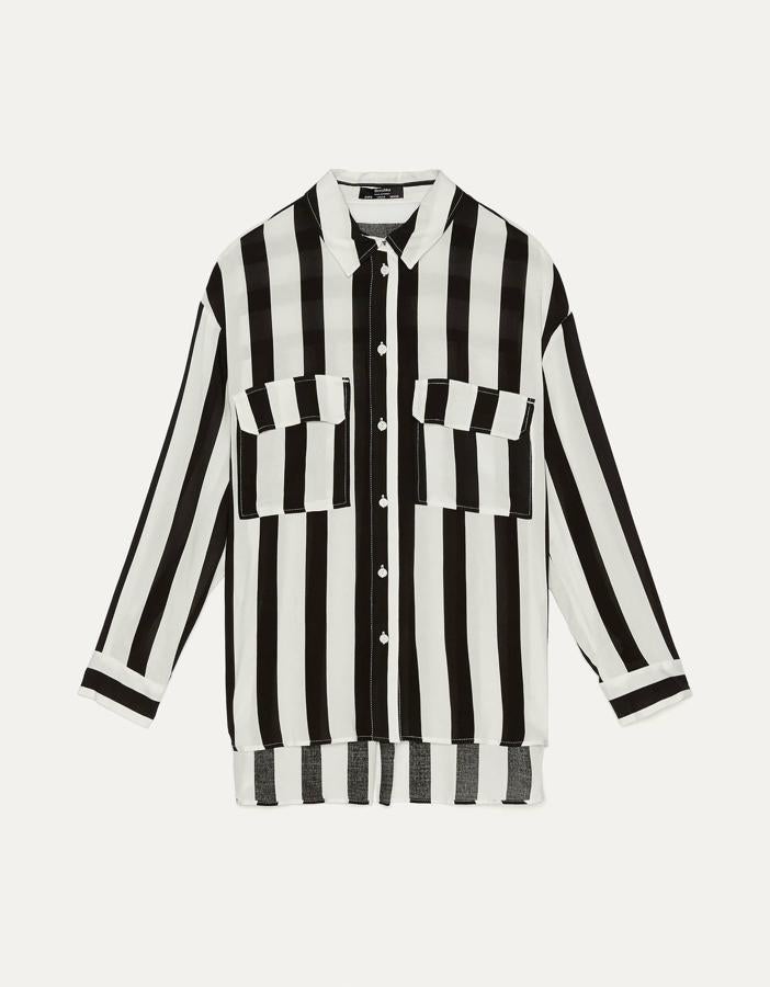 Estampada con rayas verticales blancas y negras, de Bershka (9,59 €).