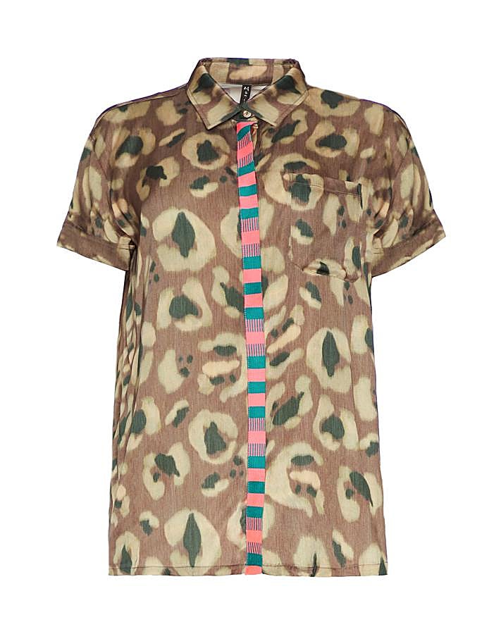 Camisa vaporosa de manga corta con estampado animal, de Manila Grace (197 €).