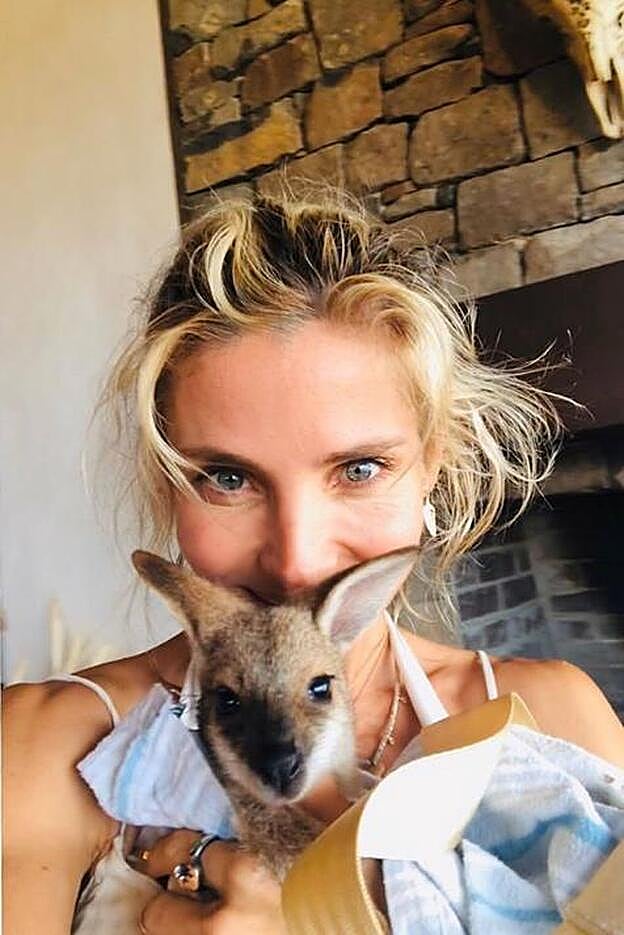 Con una extensión de cuatro hectáreas para vivir, sí, hasta puedes tener un canguro en el salón, eso sí, más vale que el animalito no vea el cráneo de bicho muerto de la chimenea o se va a asustar. ¿Por qué los canguros sí y las vacas no, Elsa? ¿Por qué?