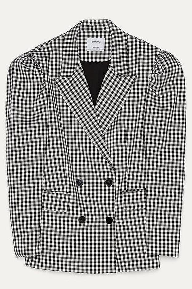 La americana de Bershka de Paula Echevarría lleva las mangas abullonadas.