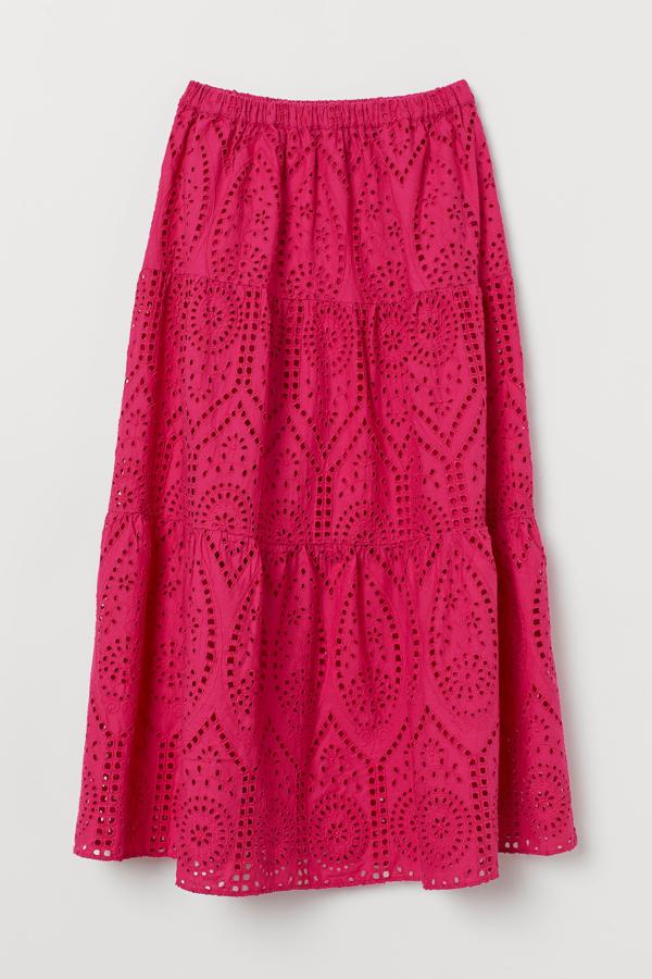 En color cereza, esta falda de algodón con bordado inglés cuenta con talle alto y elástico en la cintura. Tiene un precio de 39,99 euros.