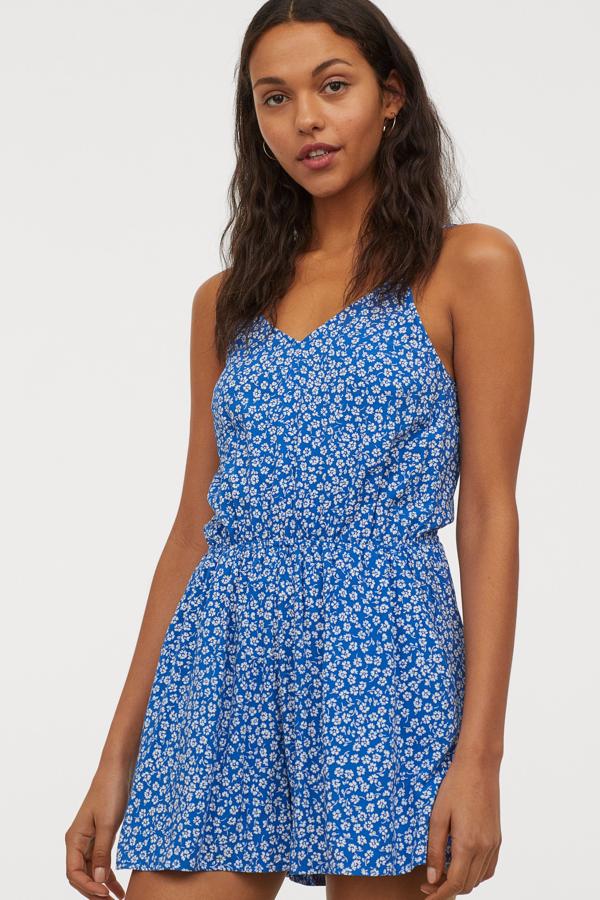 En color azul con pequeñas flores, este mono corto en tejido fluido cuenta con escote de pico y tirantes finos ajustables. Tiene un precio de 14,99 euros.