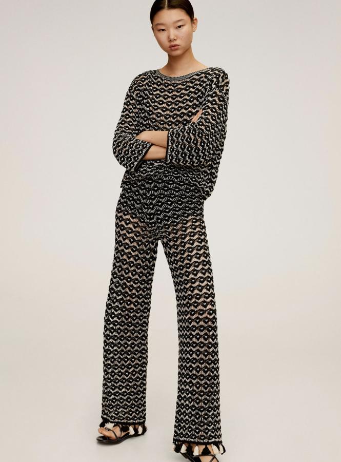 Este pantalón de crochet, que cuenta con el jersey (39,99 euros) a juego, es de corte recto y tiene cintura elástica. Con detalle de pompones, es de Mango y tiene un precio de 39,99 euros.