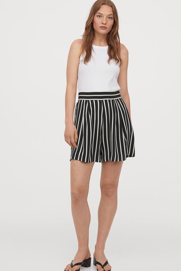 Disponible en varios colores, este pantalón corto con caída suave cuenta con elástico en la parte posterior y tiene un precio de 9,99 euros.