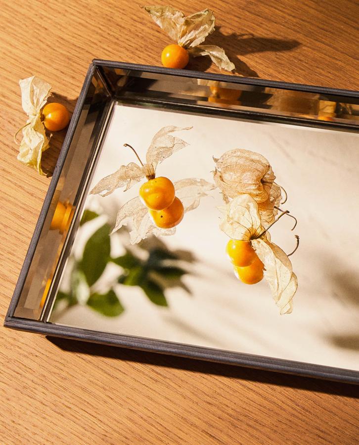 De forma rectangular, esta bandeja está formada por espejos ahumados. Disponible en varios tamaños, su precio oscila entre los 15,99 euros y los 39,99 euros.