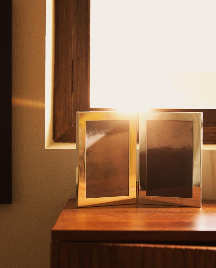 Este marco de fotos de metal con capacidad para dos imágenes incluye pie de apoyo y tiene un precio de 19,99 euros.