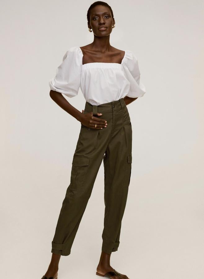 Con múltiples bolsillos y de tiro medio, estos pantalones cargo fabricado con materiales sostenibles son de Mango y tienen un precio de 39,99 euros.