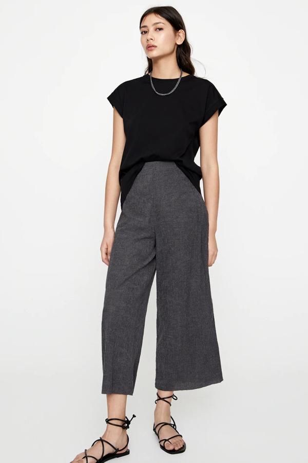 Este pantalón de corte culotte en tenido ligero está disponible en color gris antracita, en kaki y en beige. Con cintura elástica y de lo más cómodo, es de Pull & Bear y tiene un precio de 14,99 euros.