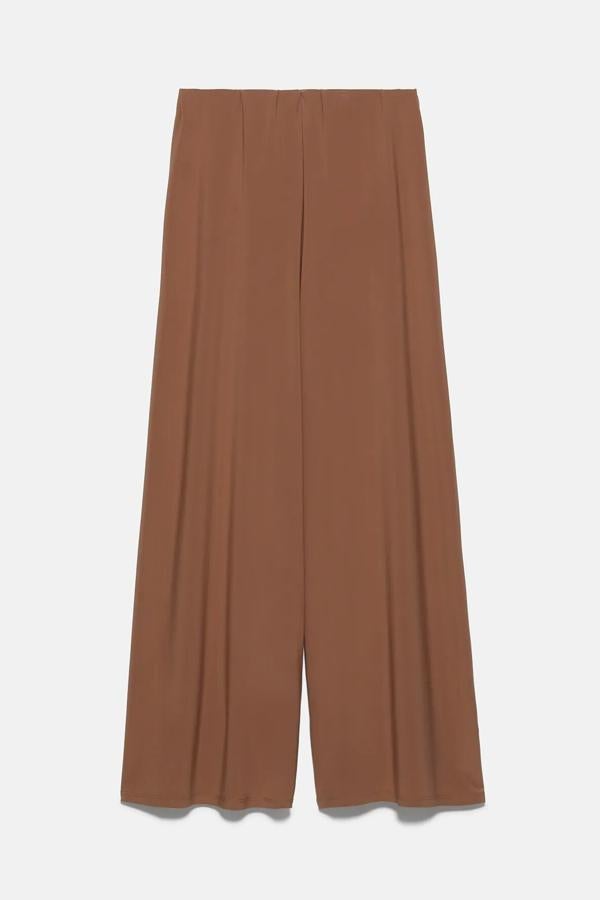 Disponible en beige, verde claro o negro, este pantalón fluido de tiro alto con cintura elástica será uno de tus preferidos esta temporada. Es de Zara y tiene un precio de 15,95 euros.