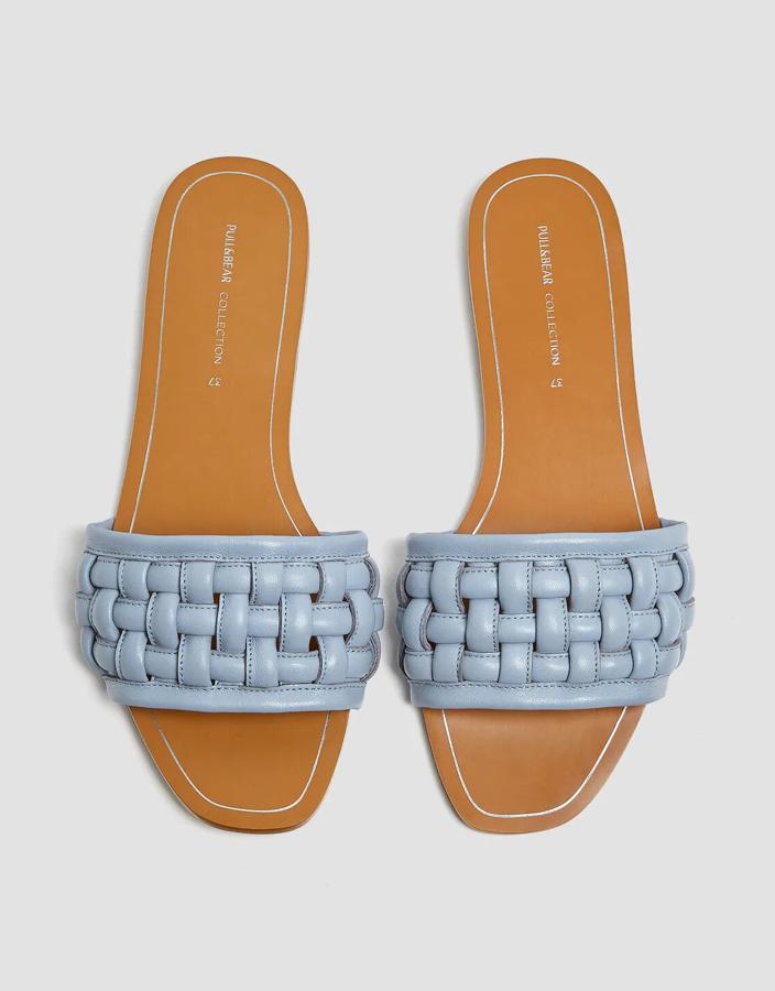 En color azul, estas sandalias con detalle de tira trenzada en el empeine son de Pull & Bear y tienen un precio de 35,99 euros. Están también disponibles en beige y en color cuero.