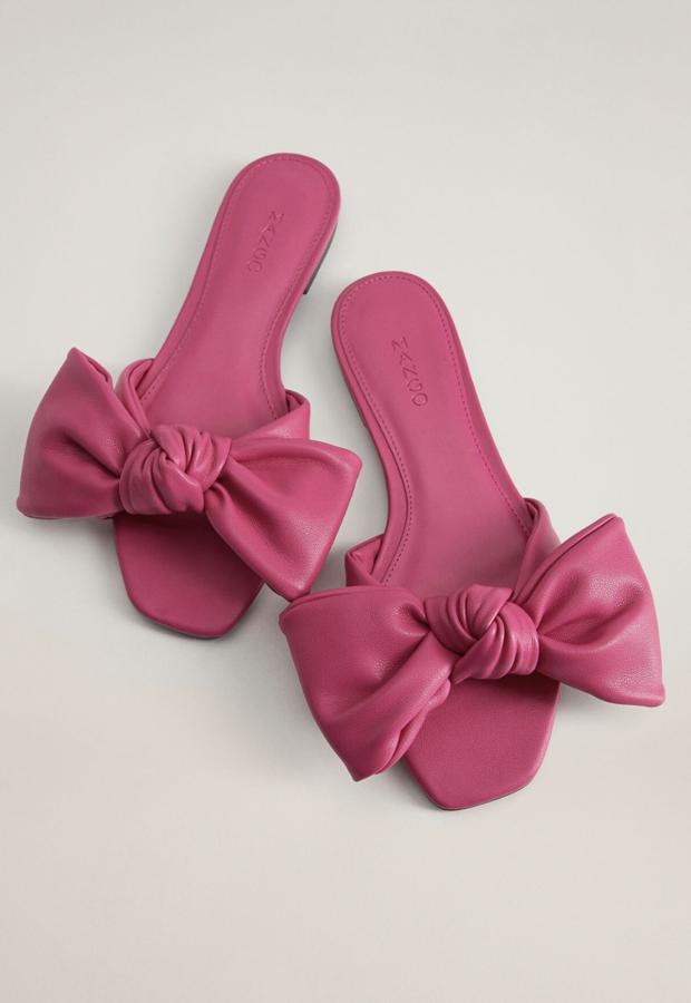 En color fucsia, estas sandalias planas con puntera cuadrada cuentan con un gran lazo decorativo en la parte superior. Son de Mango y tienen un precio de 29,99 euros.