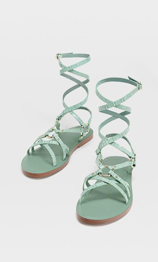 En color verde agua, esta sandalia de tiras de Stradivarius cuenta con tiras para atar al tonillo. Con detalles metálicos dorados, tienen un precio de 25,99 euros.