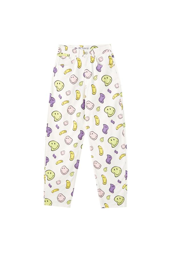 En fondo color arena y Smilye multicolor a contraste, estos jeans a juego con la cazadora pertenecen a la colección sostenible de Inditex y cuestan 35,99 euros. Están disponibles entre las tallas 32 y 42.