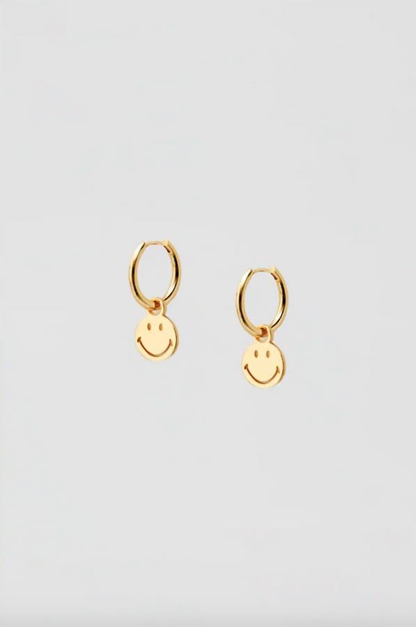 Para aquellas que quieren el look completo, o dejan la nostalgia para los complementos, Pull&Bear ha lanzado estos pendientes bañados en oro de 22 quilates que cuestan 9,99 euros.