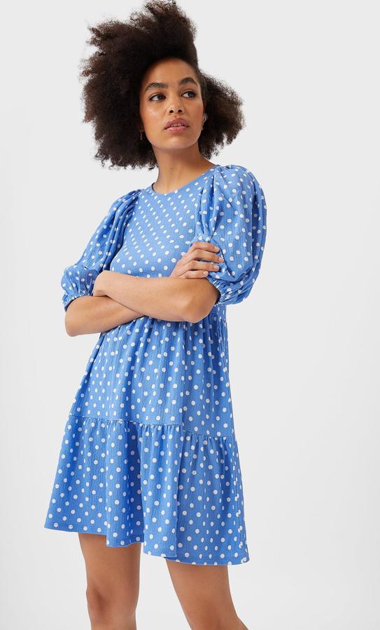 Otra bonita propuesta con el estampado tendencia de la temporada, los lunares, es esta de Stradivarius en color azul con estampado blanco. Tiene un precio de 19,99 euros y está disponible en las tallas S, M y L.