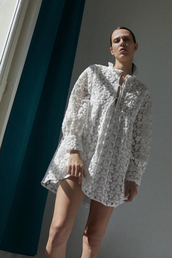 En color blanco, este vestido mini estructurado de Zara viene con mangas largas abullonadas y forro interior en el cuerpo de la prenda. Con cierre frontal de lazos, es perfecto para presumir de piernas en el color más veraniego de la temporada. Tiene un precio de 39,95 euros y está disponible entre las tallas XS y XXL.