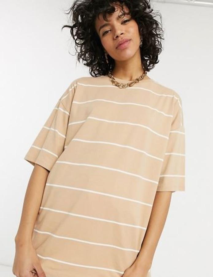 Camiseta extragrande  de manga corta en color piedra (20,99 euros).