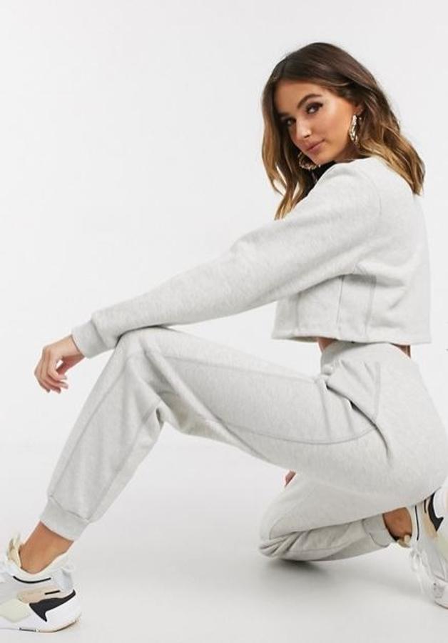 Chandal gris con joggers y sudadera cropped (46,99 euros).