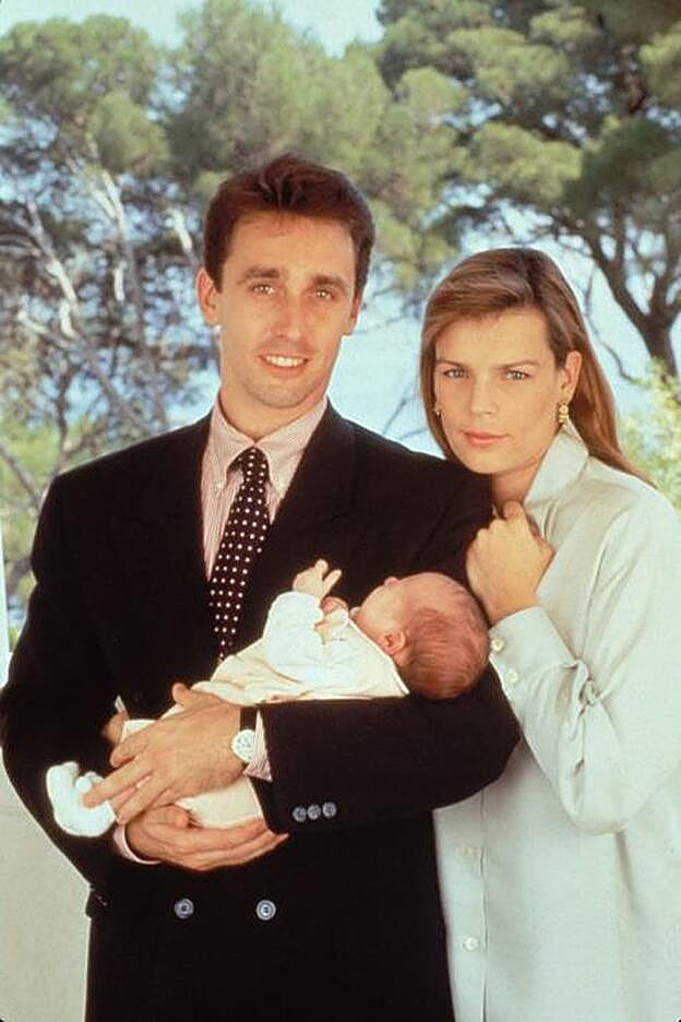 Estefanía de Mónaco y Daniel Ducruet posando con su hija recién nacida.