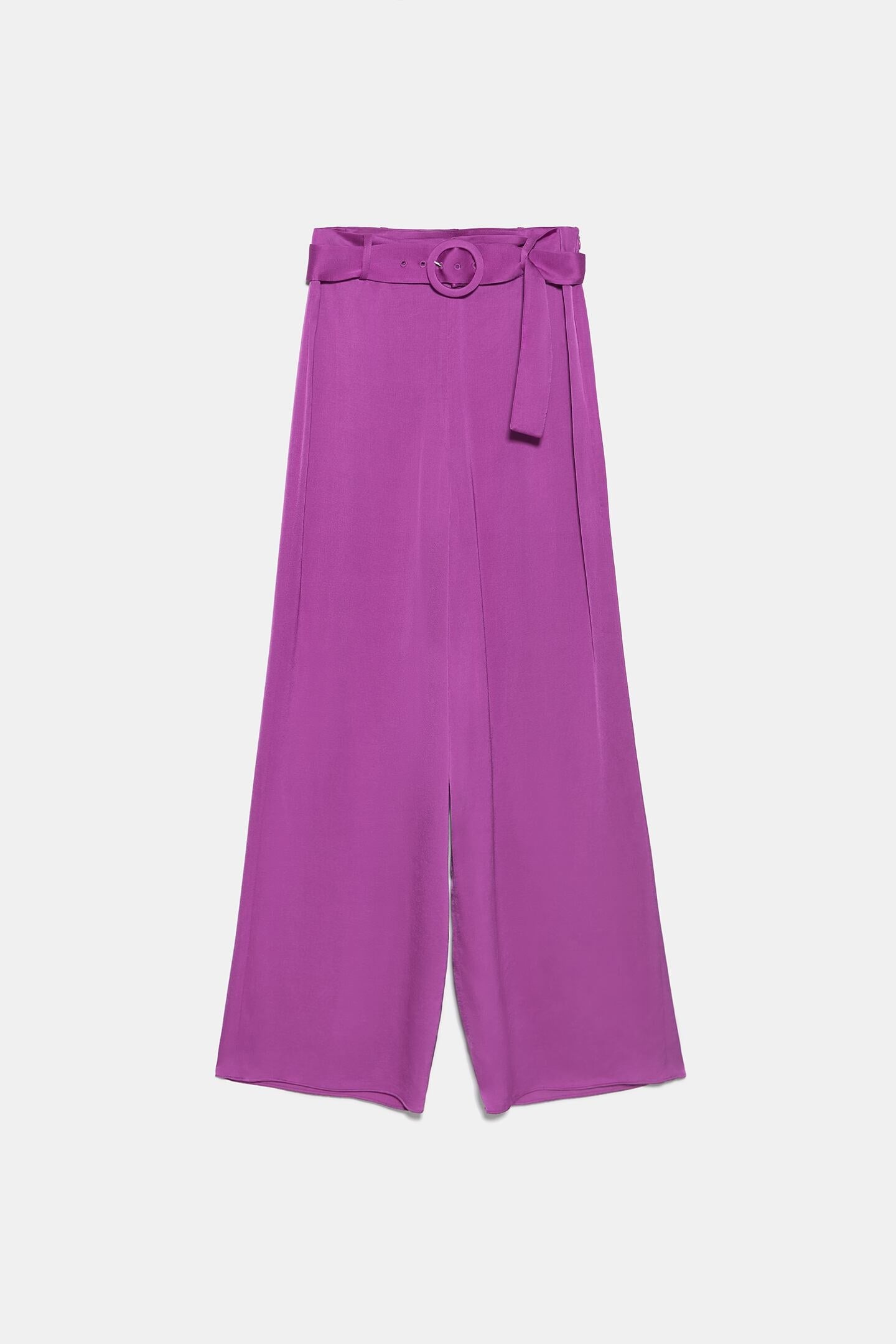 Pantalones largos y anchos de tiro alto en tono morado de Zara. (39,95 euros).