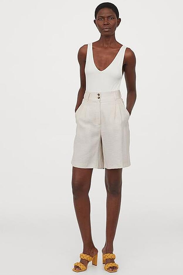 Bermudas amplias de lino en color beige empolvado de H&M. (24,99 euros).