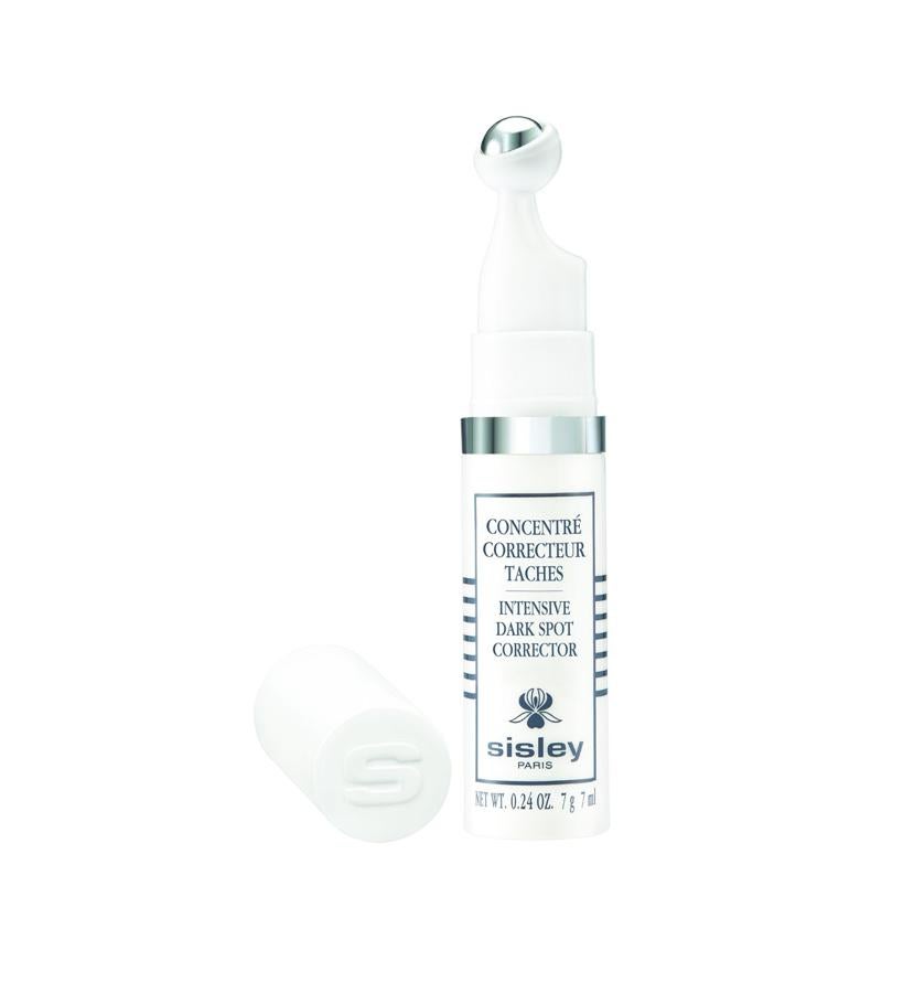 Contiene un complejo aclarante de las manchas cutáneas, extracto de flor de higuera y ácido salicílico, que proporcionan una exfoliación suave, y alfabisabolol de origen natural, con propiedades calmantes, para una acción sobre las manchas relacionadas con las imperfecciones de la piel. De acción localizada, actúa sobre el tamaño y la intensidad de todas las manchas, independientemente de la edad.  Tratamiento Antimanchas Concentre Correcteur Taches de Sisley  (126 €).