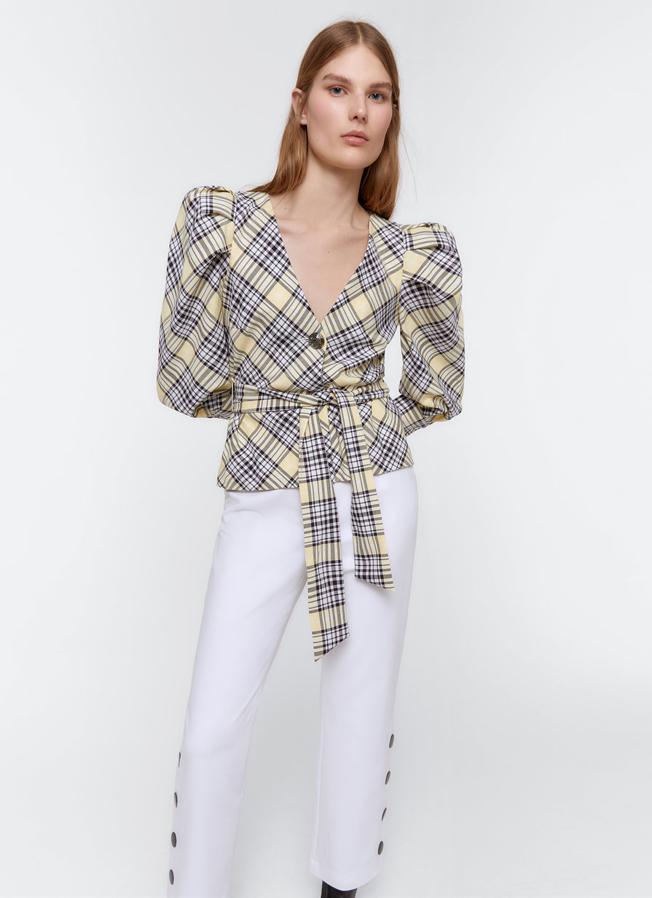 Con escote en pico, cinturón a juego y estampado de cuadros, de Uterqüe (69, 30 €).