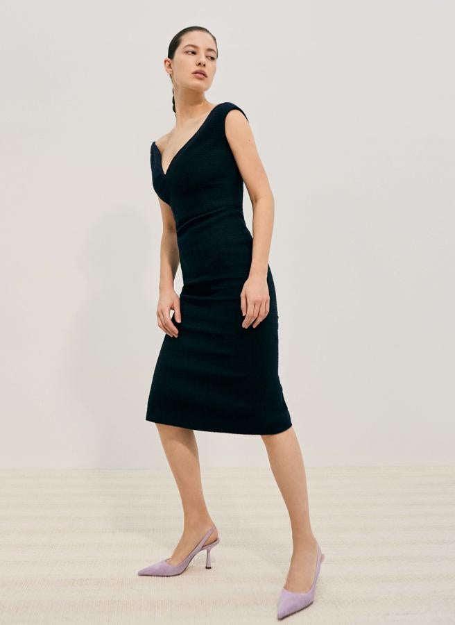 De de tweed liso y patrón midi ajustado con escote corazón y hombro descubierto, de Uterqüe (105 €).