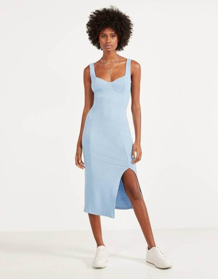 Vestido de canalé en azul bebé con abertura lateral, de Bershka (17,99 euros).