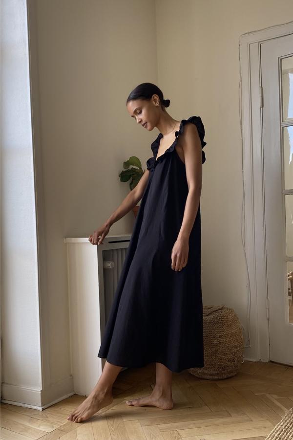 Vestido largo con volumen y tirantes con volante, de H&M (19,99 euros).