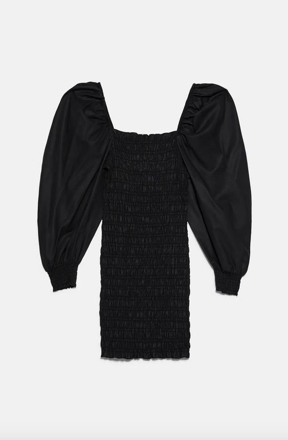 Entre las propuestas de Zara con nido de abeja está este vestido entallado corto de escote recto y manga larga abullonada con efecto encerado. Pertenece a la colección sostenible de Inditex y tiene un precio de 29,95 euros. Solo queda en la talla XL, aunque volverá a la web en la talla S.