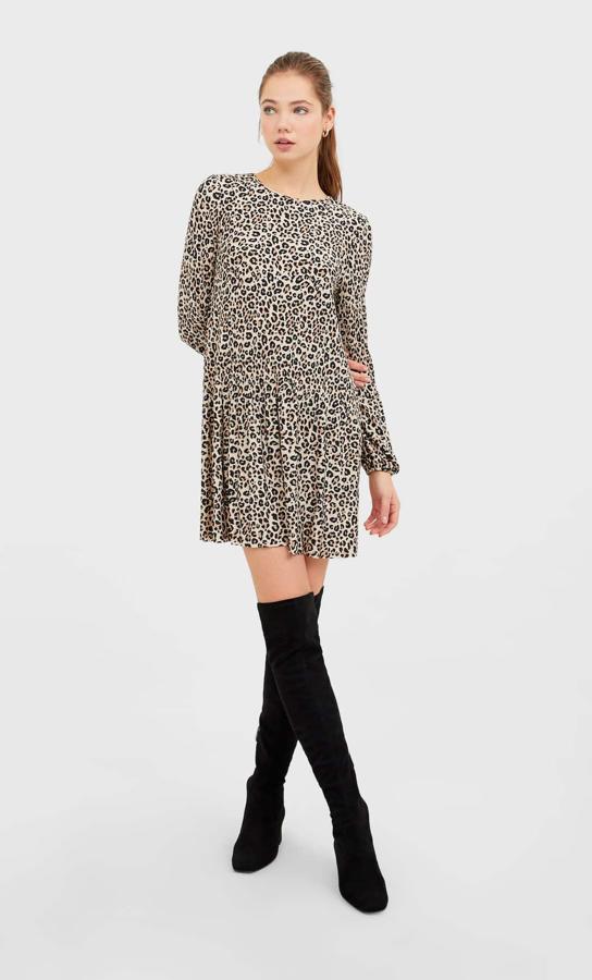 En un tono muy apropiado para el verano, este vestido con estampado leopardo de Stradivarius viene con las mangas largas y el cuello redondo. De 17,99 euros ha pasado a costar 8,99 euros, y está disponible en las tallas S, M y L, aunque la última se está agotando.