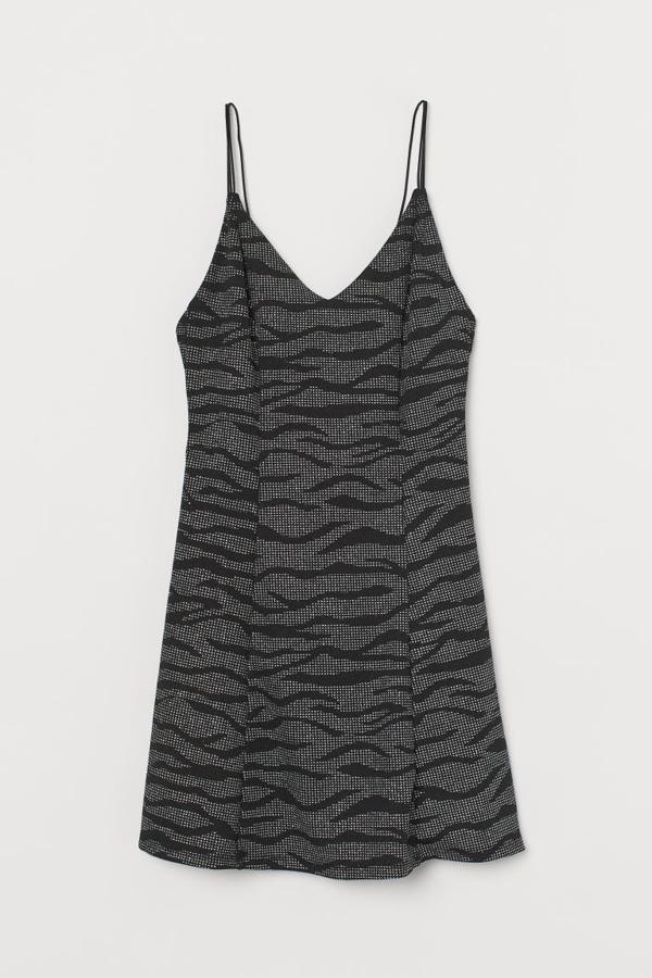 En H&M hemos encontrado este bonito vestido con tirantes espagueti ajustables cruzados en la espalda, escote de pico y parte superior de doble capa. Tiene un precio de 12,99 euros y está disponible en las tallas S, M y L.