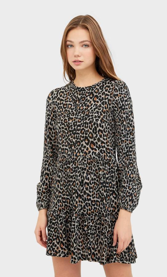 Aunque tiene las mangas largas, este vestido con estampado de leopardo de Stradivarius nos sigue pareciendo ideal para nuestro armario de verano, especialmente para los encuentros nocturnos. Con cuello redondo y bajo acabado en volante, de 17,99 euros ha pasado a costar 8,99 euros. Está disponible en las tallas S y M, aunque la última se está agotando.