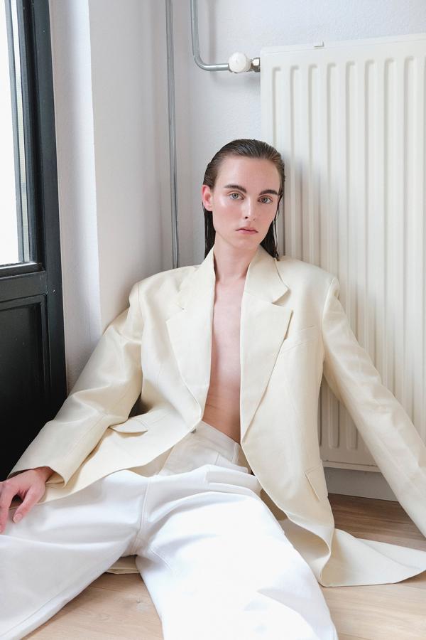 Abrigo de verano en tejido de lino, de las rebajas de verano de Sfera. Costaba 69,99 y ahora está en 34,99 euros.