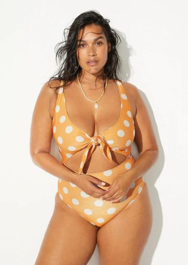 Bañador de lunares con nudo, de Violeta by Mango (59,99 euros).