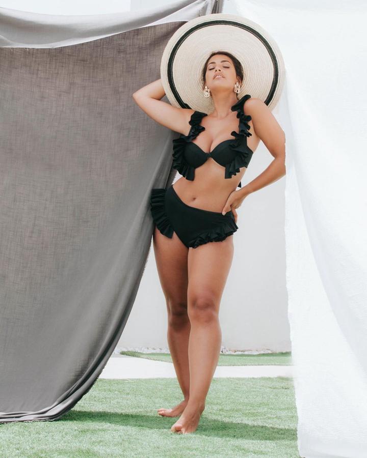 Bikini negro con volantes, de Johanna Calderón (69 euros).