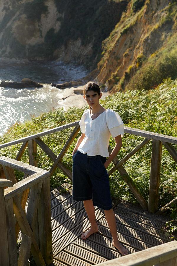 Blusa de lino con mangas voluminosas y escote de pico, de las rebajas de verano de Sfera. Con descuento cuesta 19,99 y antes estaba en 29,99 euros.