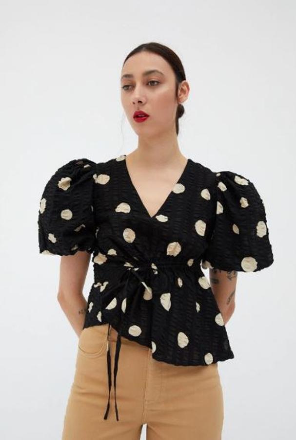 Top ajustable de lunares con manga farol, de las rebajas de verano de Sfera. Su precio rebajado es de 19,99 euros mientras que en temporada estaba a 29,99.