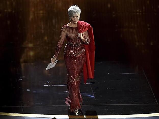 El atuendo que lució Jane Fonda en los Oscar 2020 puso de manifiesto que su abrigo rojo ya es todo un símbolo absolutamente reconocible