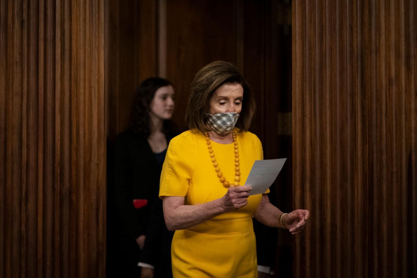La presidenta de la Cámar de Representantes de Estados Unidos, la demócrata Nancy Pelosi, ha sabido convertir la mascarilla en todo un símbolo político de oposición a Donald Trump, contrario a reconocer la trascendencia de la Covid-19 y su propia vulnerabilidad como población de riesgo. Ha llevado todo tipo de pañuelos y de mascarillas textiles desde el minuto uno, y acaba de ordenar que no se permite entrar al Congreso a ningún congresista sin máscara.