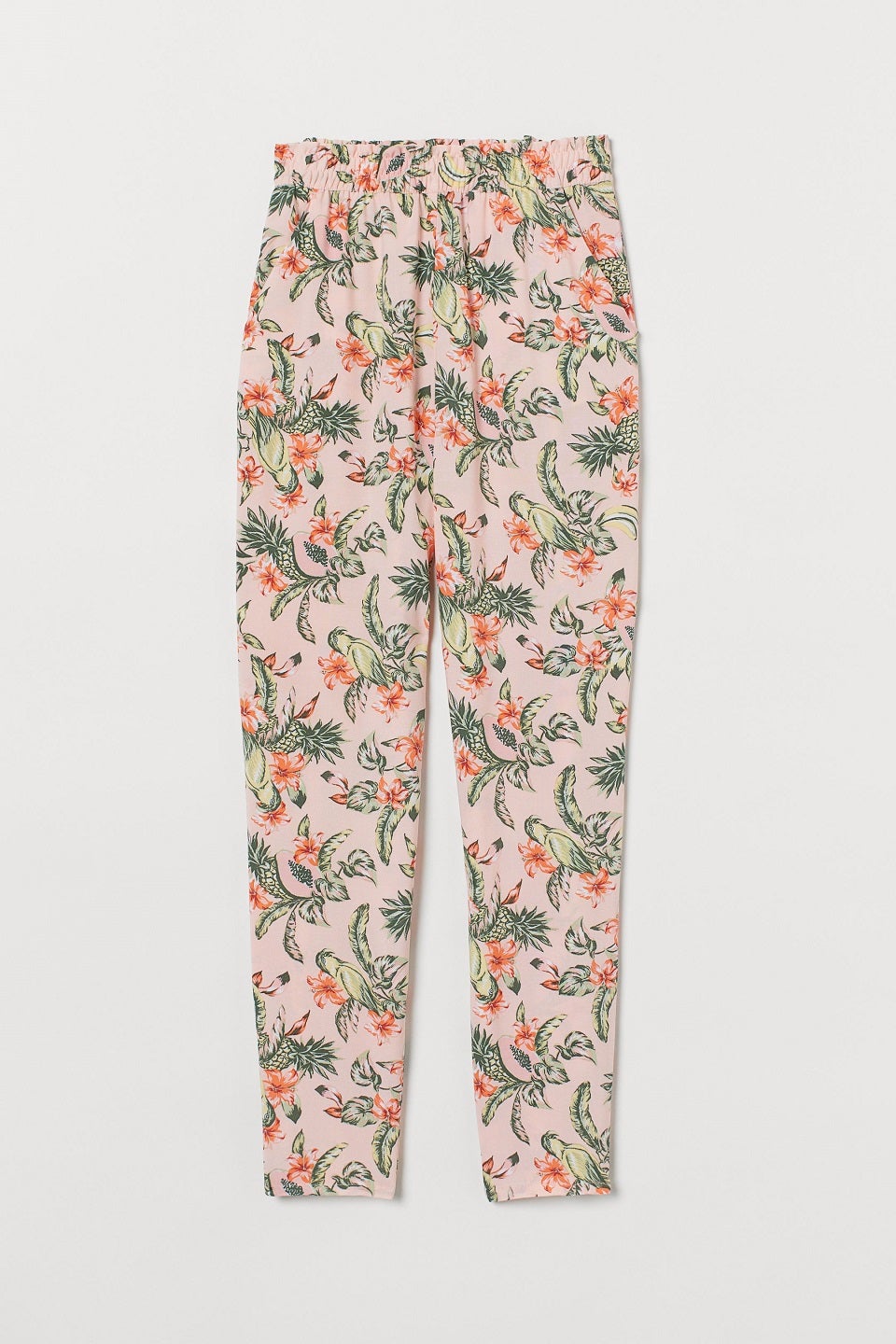 ¿La alternativa? El estampado tropical en tonos suaves de estos pantalones de H&M. Perfecto para este verano. (9,99 euros).