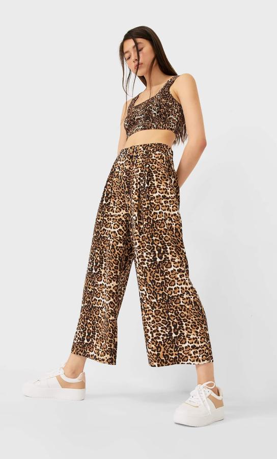 En Stradivarius también apuestan por los pantalones animal print y lo hacen con este modelo culotte (19,99 euros).