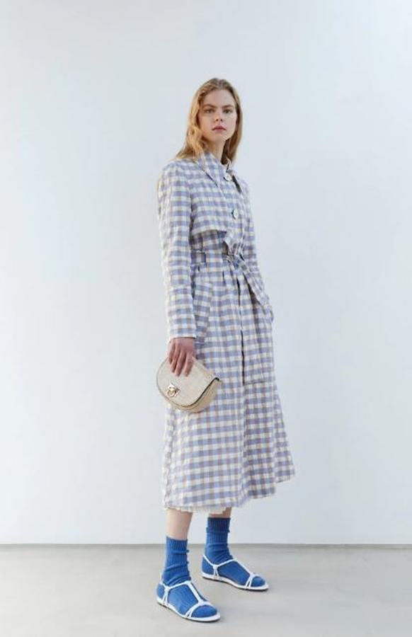 Trench de cuadros vichy en tonos pastel, de las rebajas de verano de Sfera. Rebajada son 34,99 euros y antes costaba 69,99.