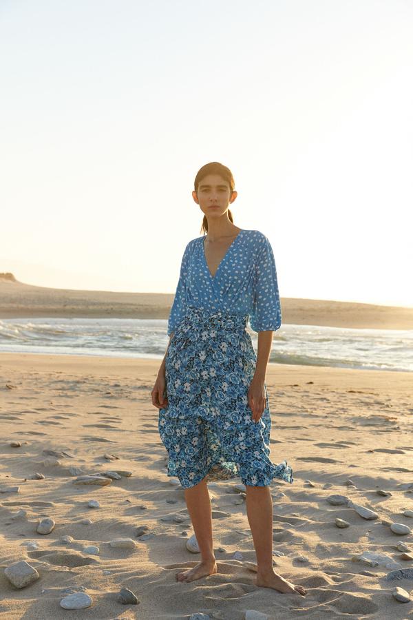 Vestdo combinado de flores y lunares en tonos azules, de las rebajas de verano de Sfera. Su precio actual es de 29,99; antes de los descuentos, 39,99 euros.