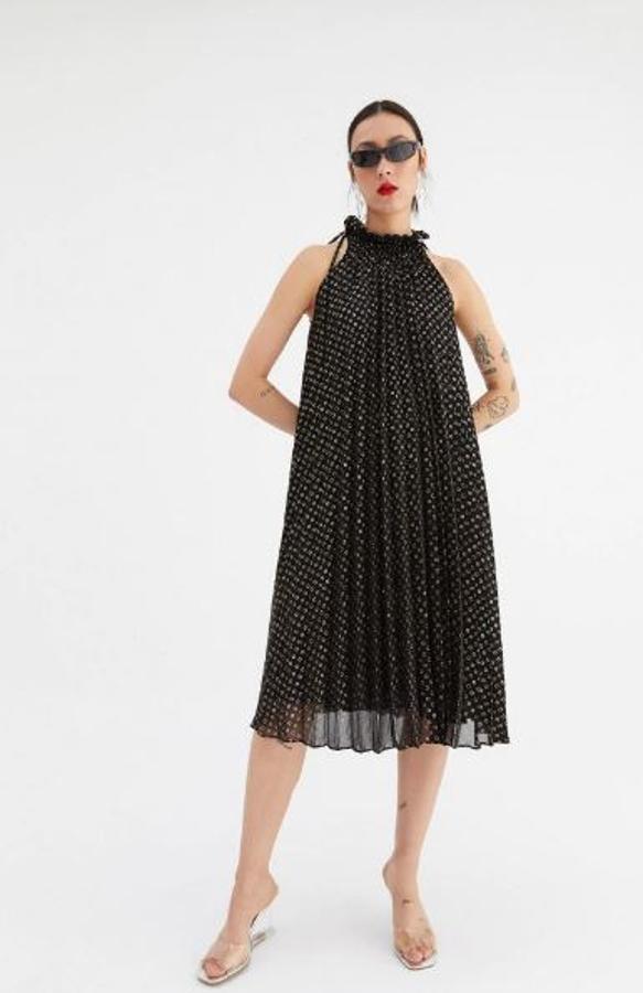 Vestido plisado con escote halter, de las rebajas de verano de Sfera. Se ha quedado en 29,99 euros en comparación con su precio en temporada, que era de 39,99 euros.