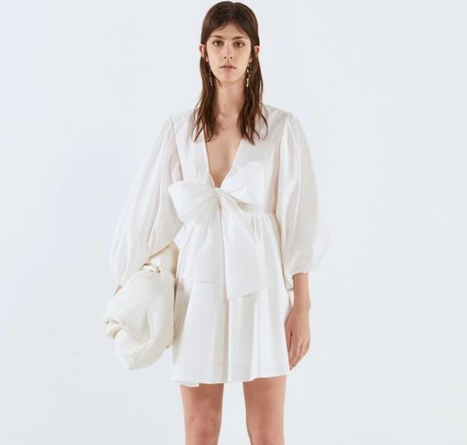 Vestido mini de popelín con lazada, de las rebajas de verano de Sfera. Se ha quedado en 19,99 euros con las rebajas; antes costaba 35,99.